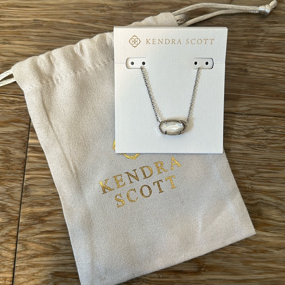 Kendra Scott Elisa Silver Pendant Necklace in Ivory Mother-of-Pearl